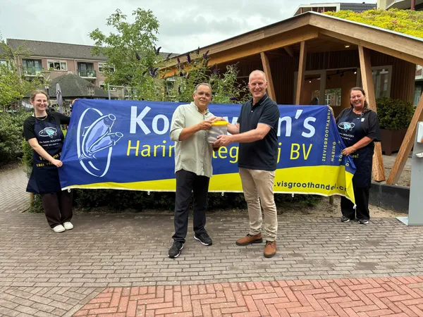 Koelewijn’s Haringinleggerij trakteert bewoners De Haven op Hollandse Nieuwe